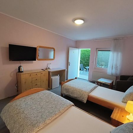 Cozy Room With Garden In Братислава Экстерьер фото