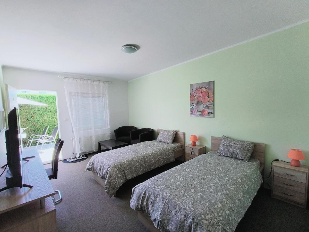 Cozy Room With Garden In Братислава Экстерьер фото