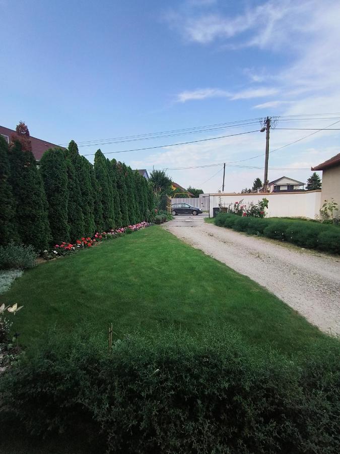 Cozy Room With Garden In Братислава Экстерьер фото