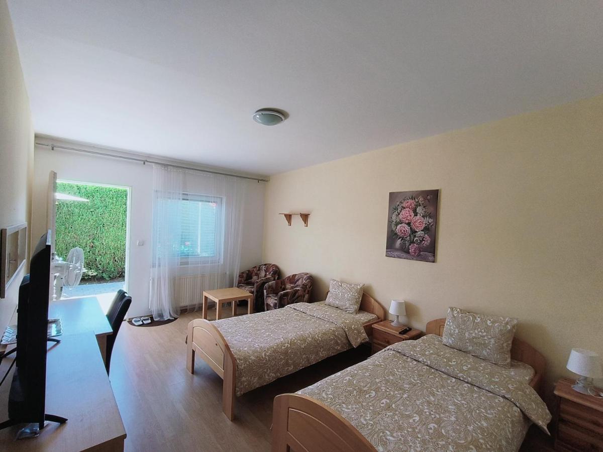 Cozy Room With Garden In Братислава Экстерьер фото