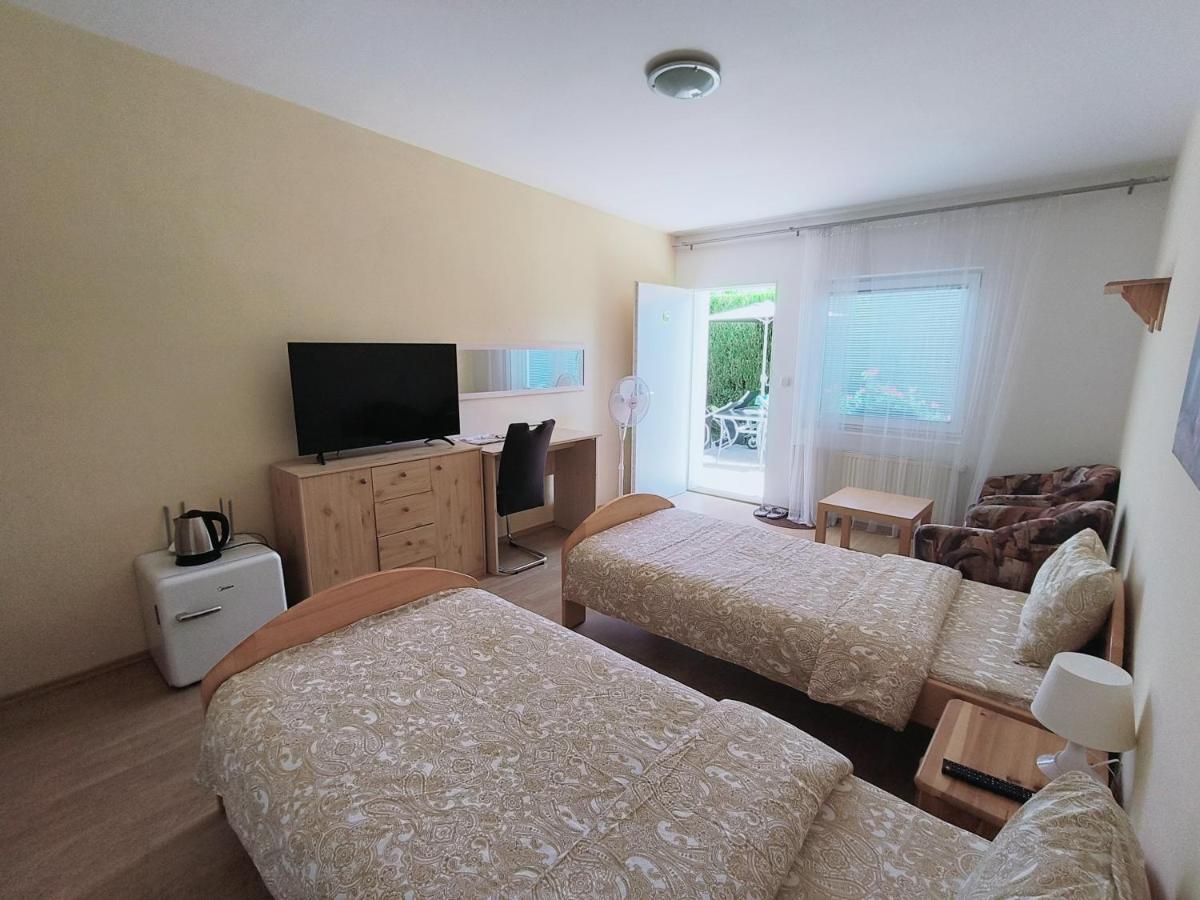 Cozy Room With Garden In Братислава Экстерьер фото