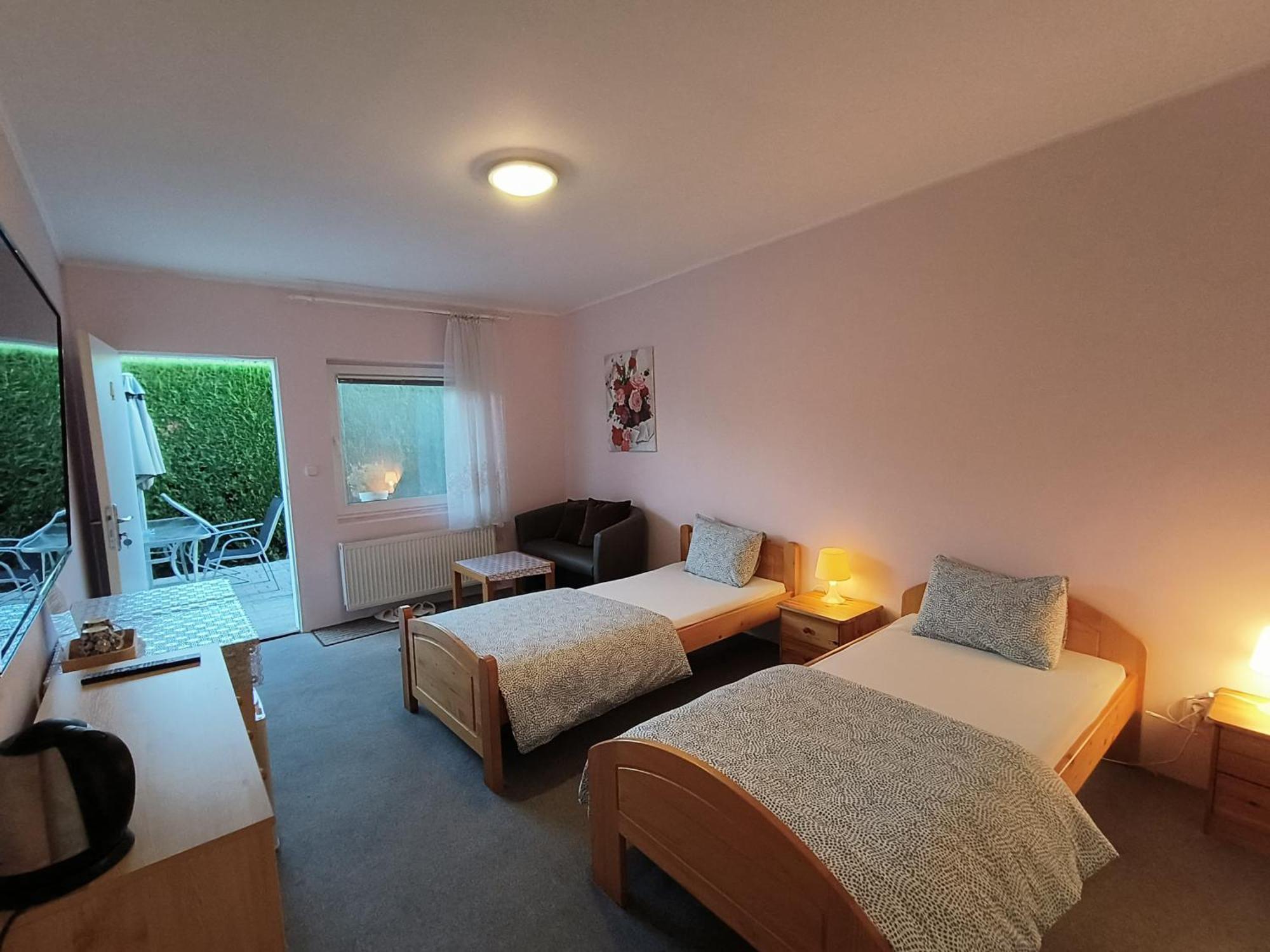 Cozy Room With Garden In Братислава Экстерьер фото