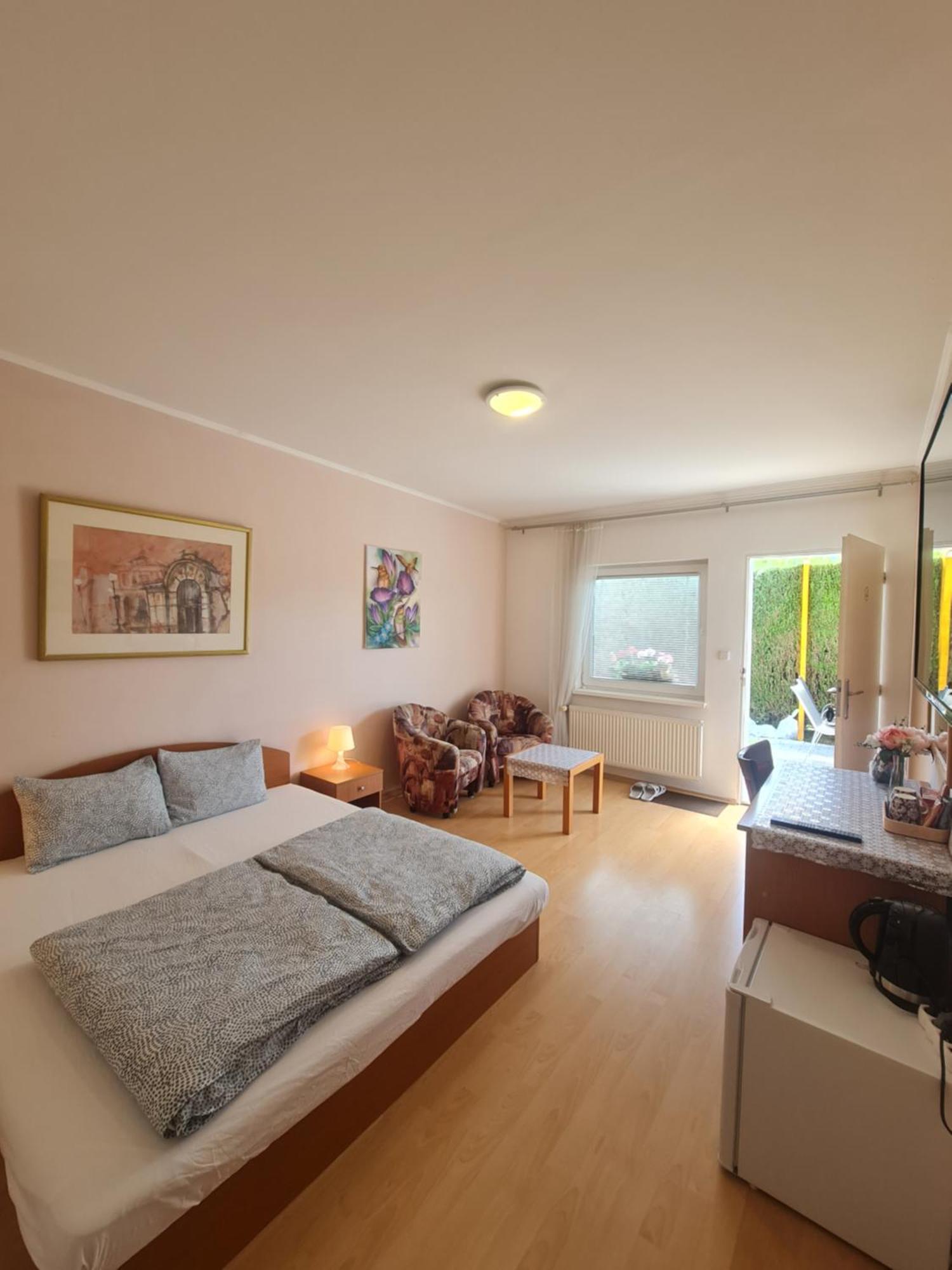 Cozy Room With Garden In Братислава Экстерьер фото