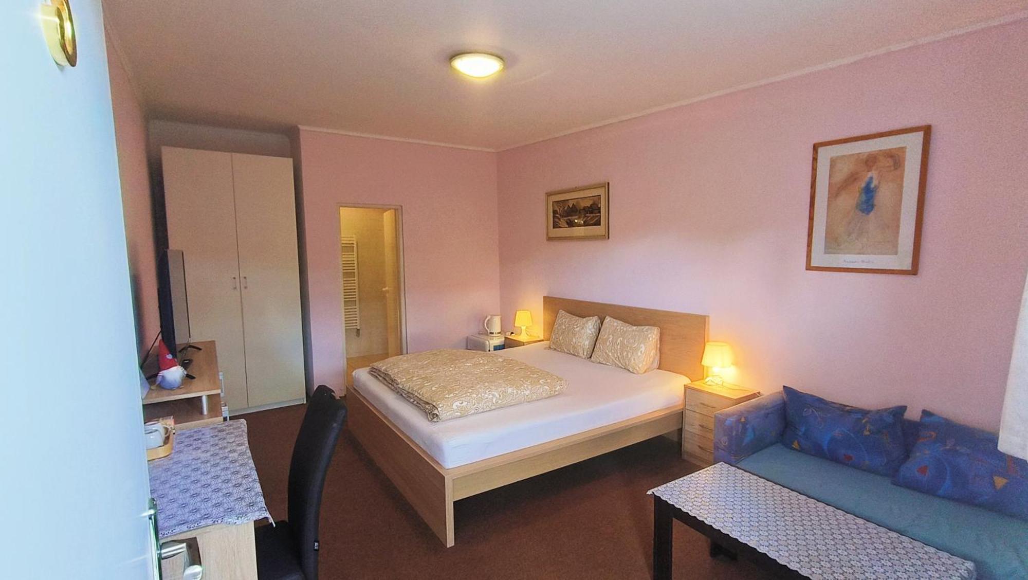 Cozy Room With Garden In Братислава Экстерьер фото