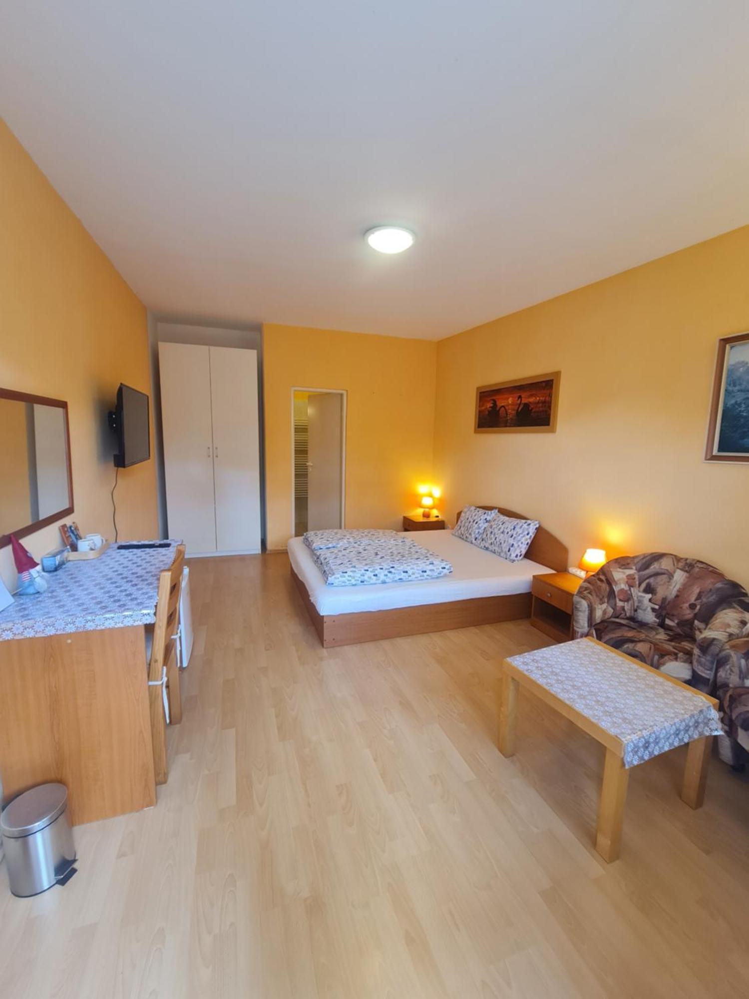 Cozy Room With Garden In Братислава Экстерьер фото
