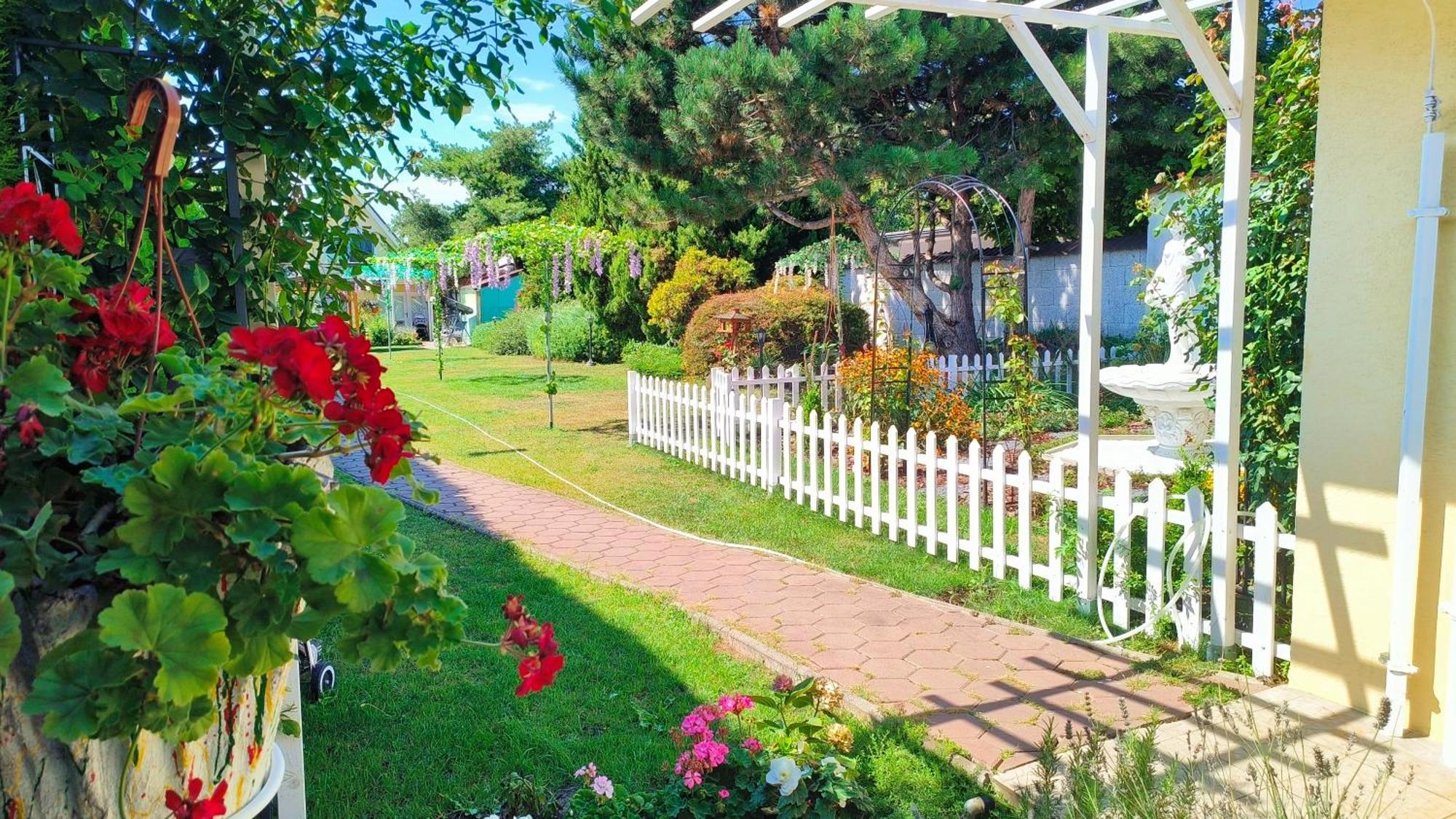 Cozy Room With Garden In Братислава Экстерьер фото